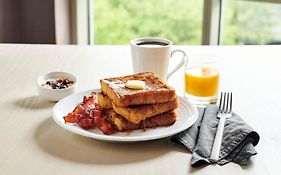 Holiday Inn Hotel & Suites Warren By Ihg