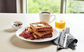 Holiday Inn & Suites Warren By Ihg